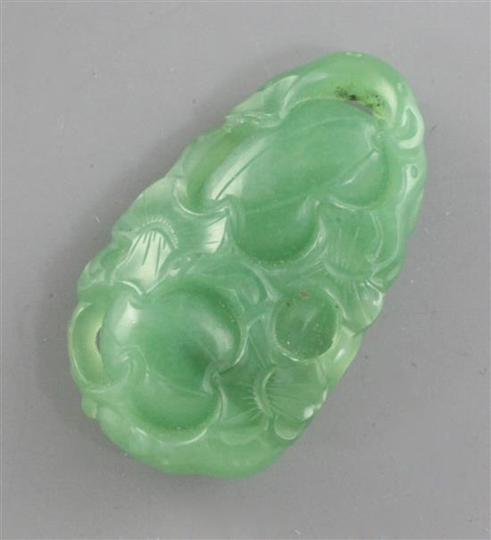 A Chinese green jadeite pendant, 3.3cm